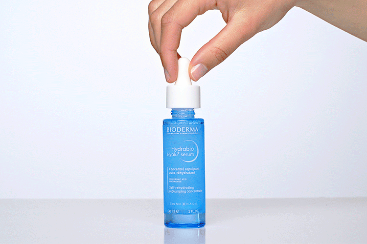 Mujer sosteniendo producto bioderma laboratorio dermatologico 
