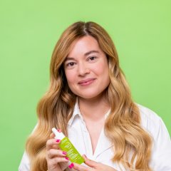 Mujer usando crema facial