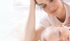Bebe durmiendo con su madre