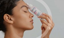 Mujer aplicando se crema facial