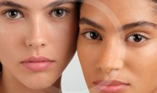 Mujer aplicando se crema facial