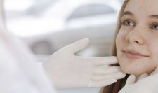 Doctor revisando piel paciente