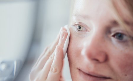 Mujer desmaquillándose con Sensibio Agua Micelar