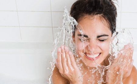 Tu piel - adolescente lavándose la cara Tu piel - adolescente lavándose la cara