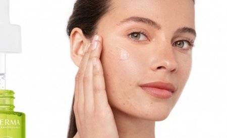 Mujer usando crema facial Mujer usando crema facial