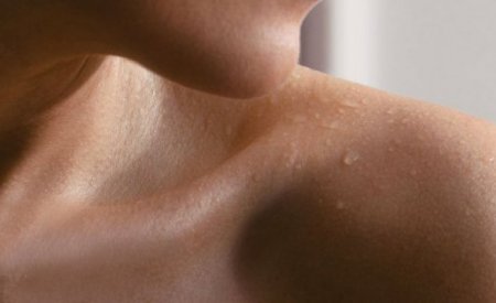 Mujer usando crema Mujer usando crema