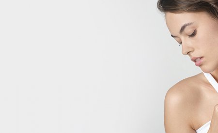 Piel femenina con producto bioderma
