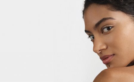 Piel femenina con producto bioderma
