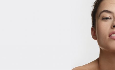 Mujer aplicando se crema facial