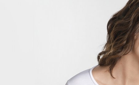 Piel femenina con producto bioderma