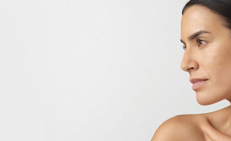 Piel femenina con producto bioderma