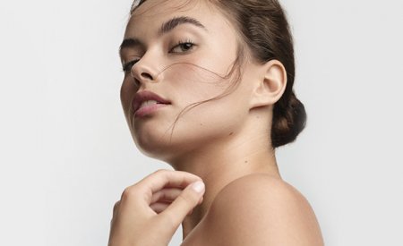 Piel femenina con producto bioderma