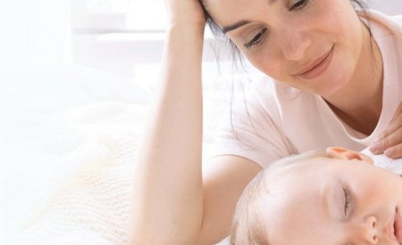 Bebe durmiendo con su madre