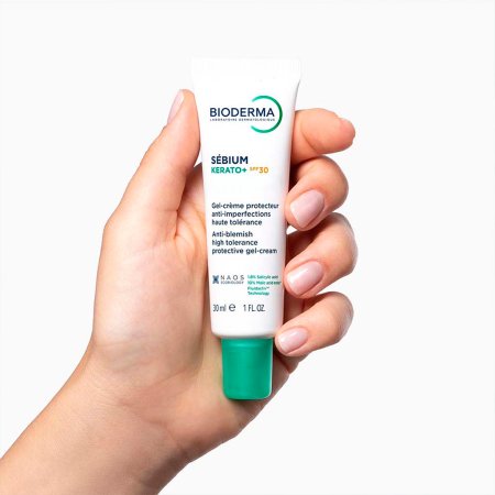 Sébium Kerato+ SPF 30 Bioderma sostenido en la mano. Protector solar diario para piel grasa y con tendencia al acné.