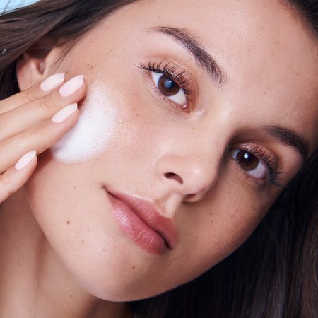 Mujer aplicándose limpiador Hydrabio Gel Moussant