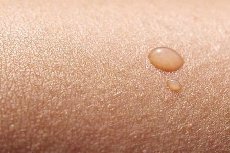 gota de producto bioderma sobre piel