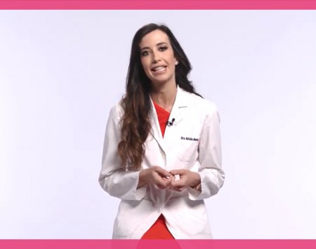 Doctora explicando sintomas de piel sensible