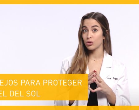 Doctora dando consejos para proteger la piel del sol