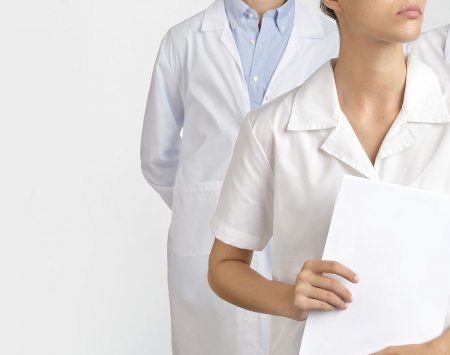 Doctores con documentos en las manos