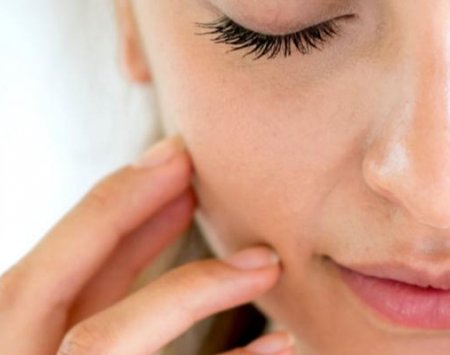 Mujer aplicando se crema facial