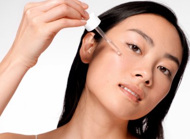 Mujer aplicando se crema facial