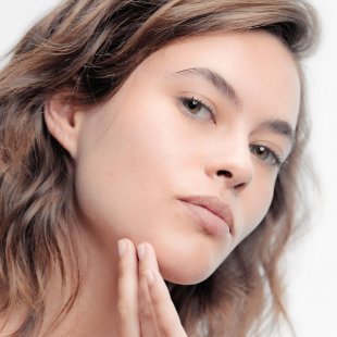 Mujer usando crema facial