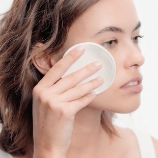 Mujer aplicando se crema facial