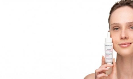 Mujer usando crema facial