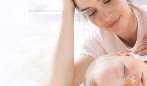 Bebe durmiendo con su madre