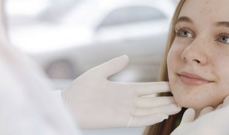 Doctor revisando piel paciente
