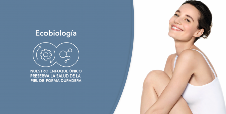 Mujer sonriendo junto a logo de ecobiologia Mujer sonriendo junto a logo de ecobiologia