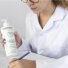 Doctora medicando producto bioderma Doctora medicando producto bioderma