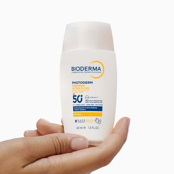Persona con producto Sensibio Defensive serum en la mano